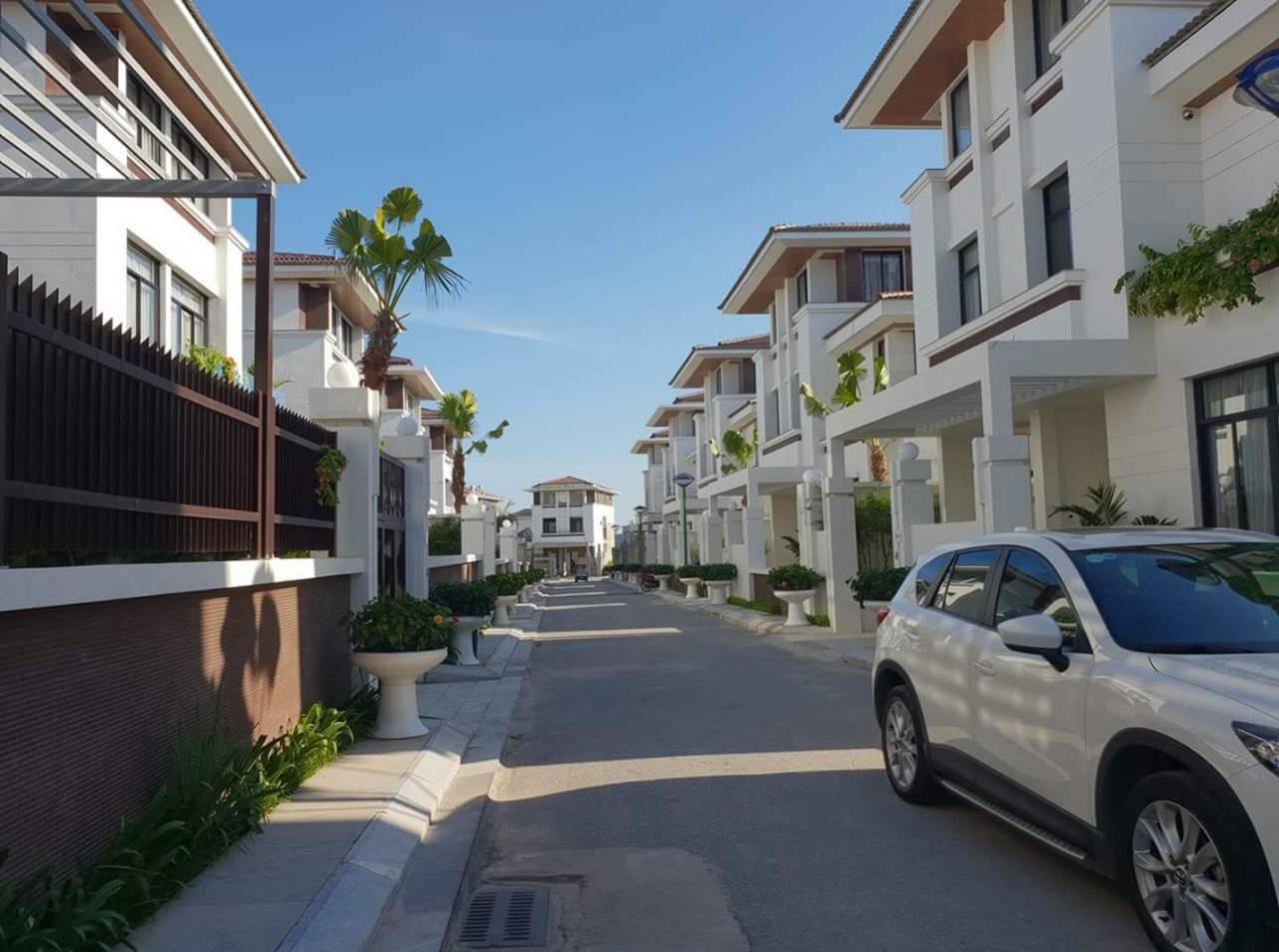 Cận cảnh khu nghỉ dưỡng - sân golf trên núi ngắm trọn vịnh Hạ Long