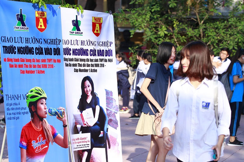 Giao lưu “Hướng nghiệp trước ngưỡng cửa vào đời”