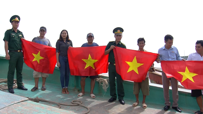 Trao tặng cờ và sổ tiết kiệm trong chương trình “Chung tay xoá nghèo pháp luật về biên giới, biển đảo”