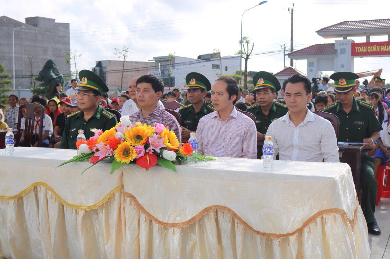 Trao 100 xe đạp cho học sinh và 1.200 lá cờ cho ngư dân tại Bạc Liêu