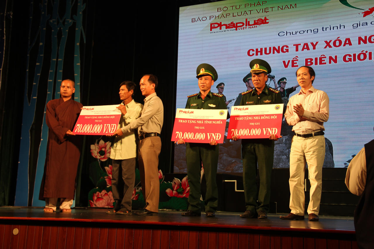 Báo PLVN tổ chức Chương trình giao lưu nghệ thuật ”Chung tay xóa nghèo pháp luật về biên giới biển đảo“