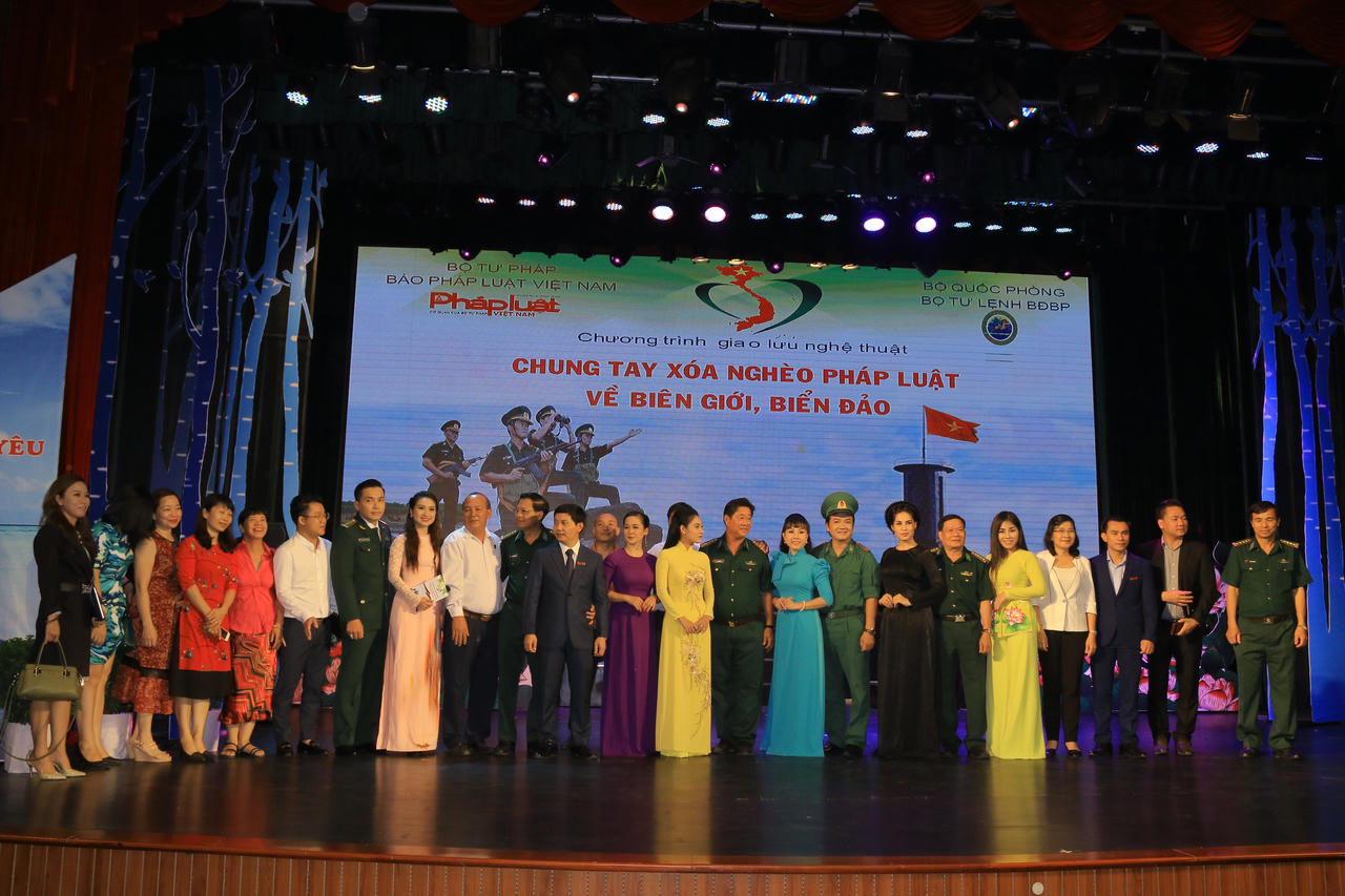 Báo PLVN tổ chức Chương trình giao lưu nghệ thuật ”Chung tay xóa nghèo pháp luật về biên giới biển đảo“