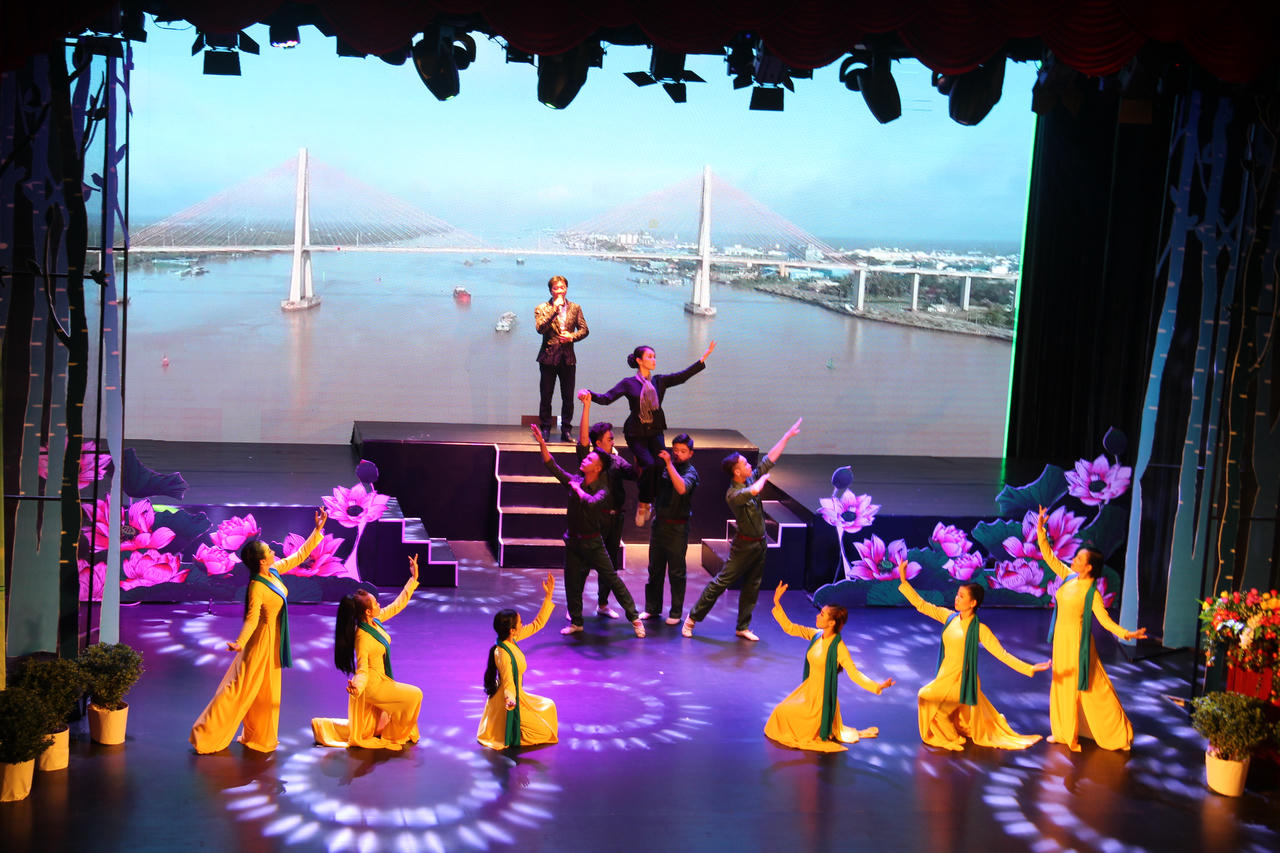 Báo PLVN tổ chức Chương trình giao lưu nghệ thuật ”Chung tay xóa nghèo pháp luật về biên giới biển đảo“