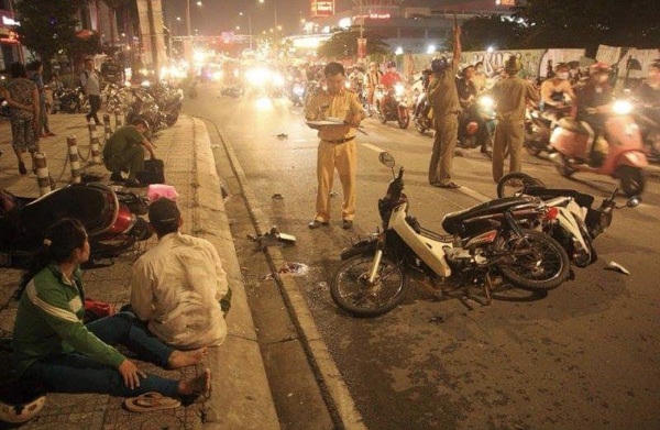 TP.HCM: Ôtô đâm 4 xe máy, một người tử vong bốn người bị thương nặng