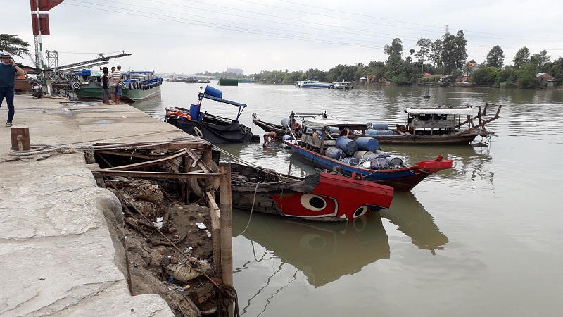 Vớt thành công hàng chục tấn hóa chất chìm trên sông Đồng Nai