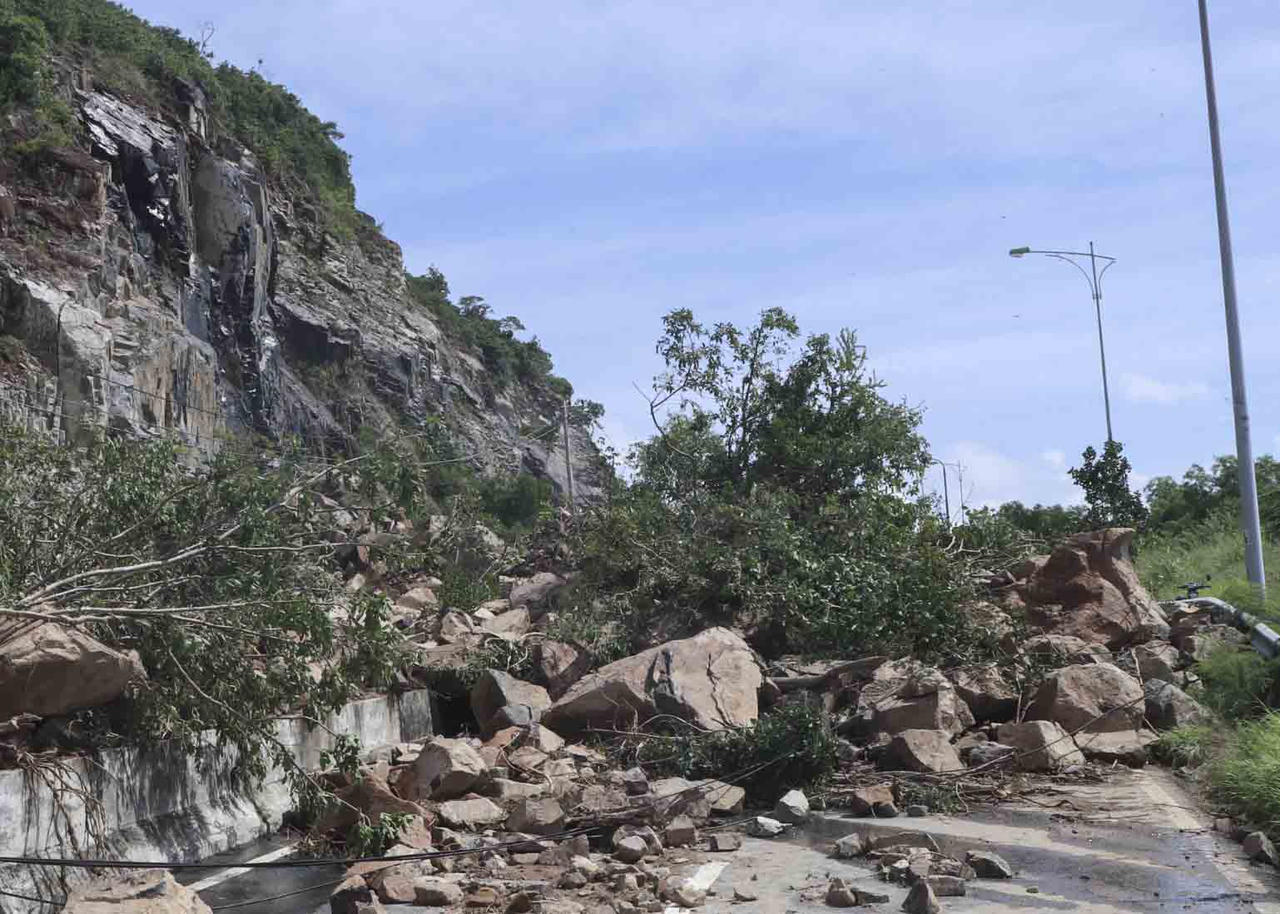 Khánh Hòa mưa lớn, nhiều nơi bị ngập sâu và sạt lở nghiêm trọng