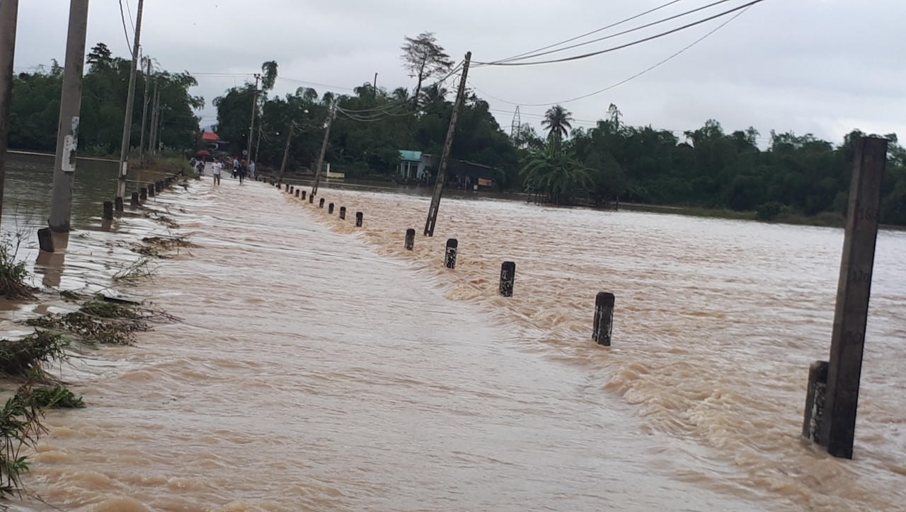 Khánh Hòa mưa lớn, nhiều nơi bị ngập sâu và sạt lở nghiêm trọng