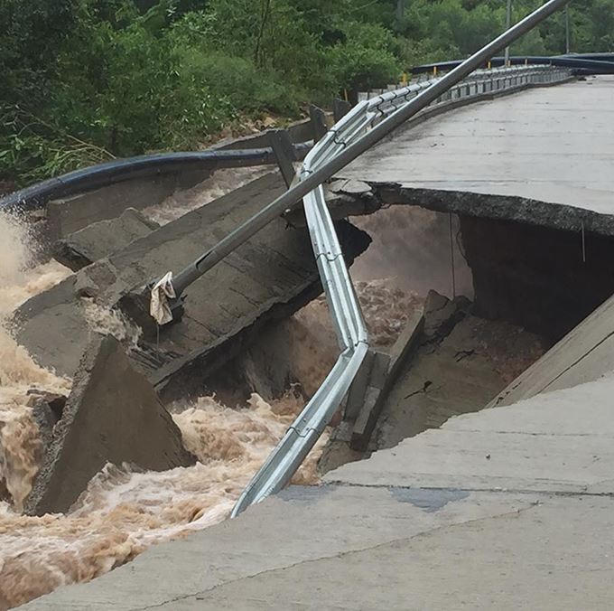 Khánh Hòa mưa lớn, nhiều nơi bị ngập sâu và sạt lở nghiêm trọng