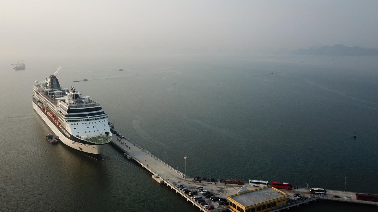 Tàu biển 5 sao đầu tiên cập bến Cảng hành khách quốc tế Hạ Long