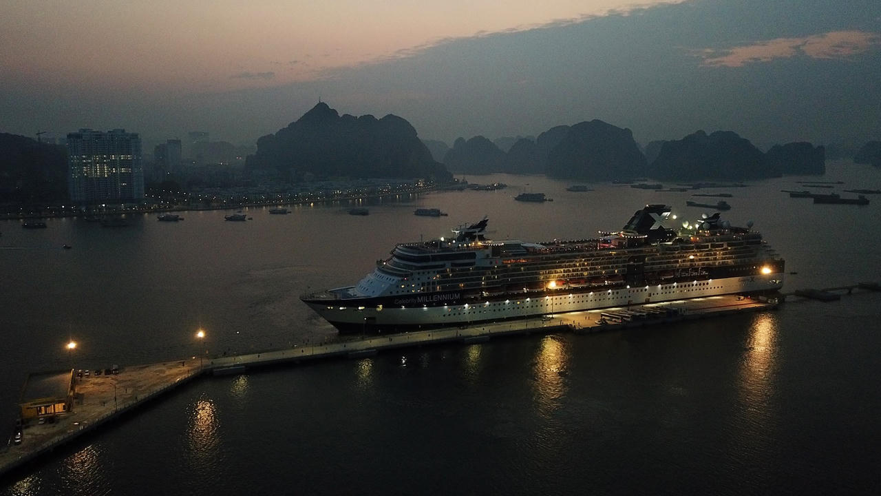 Tàu biển 5 sao đầu tiên cập bến Cảng hành khách quốc tế Hạ Long