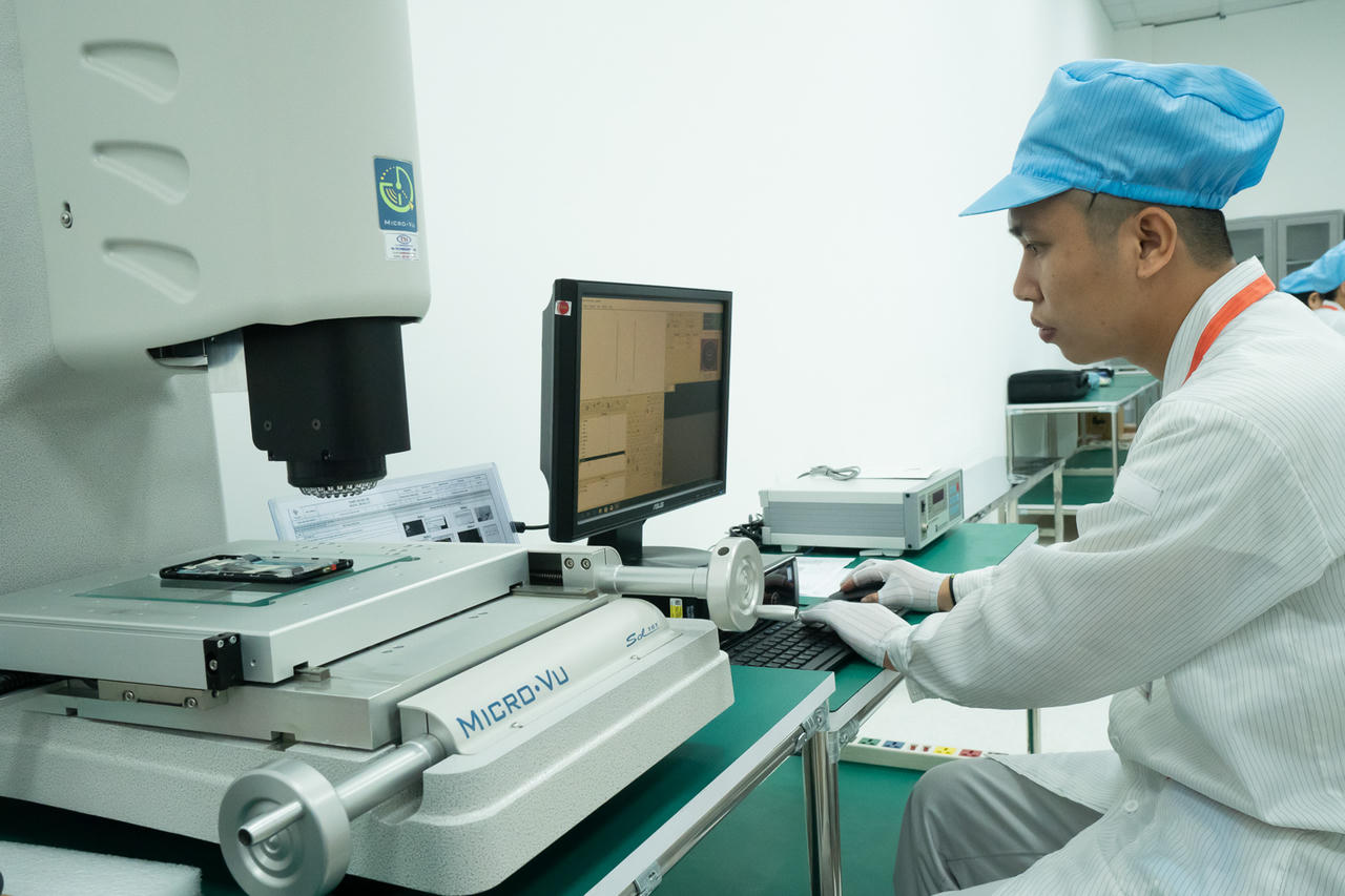 Cận cảnh dàn robort “khủng” tại nơi sản xuất điện thoại Vsmart