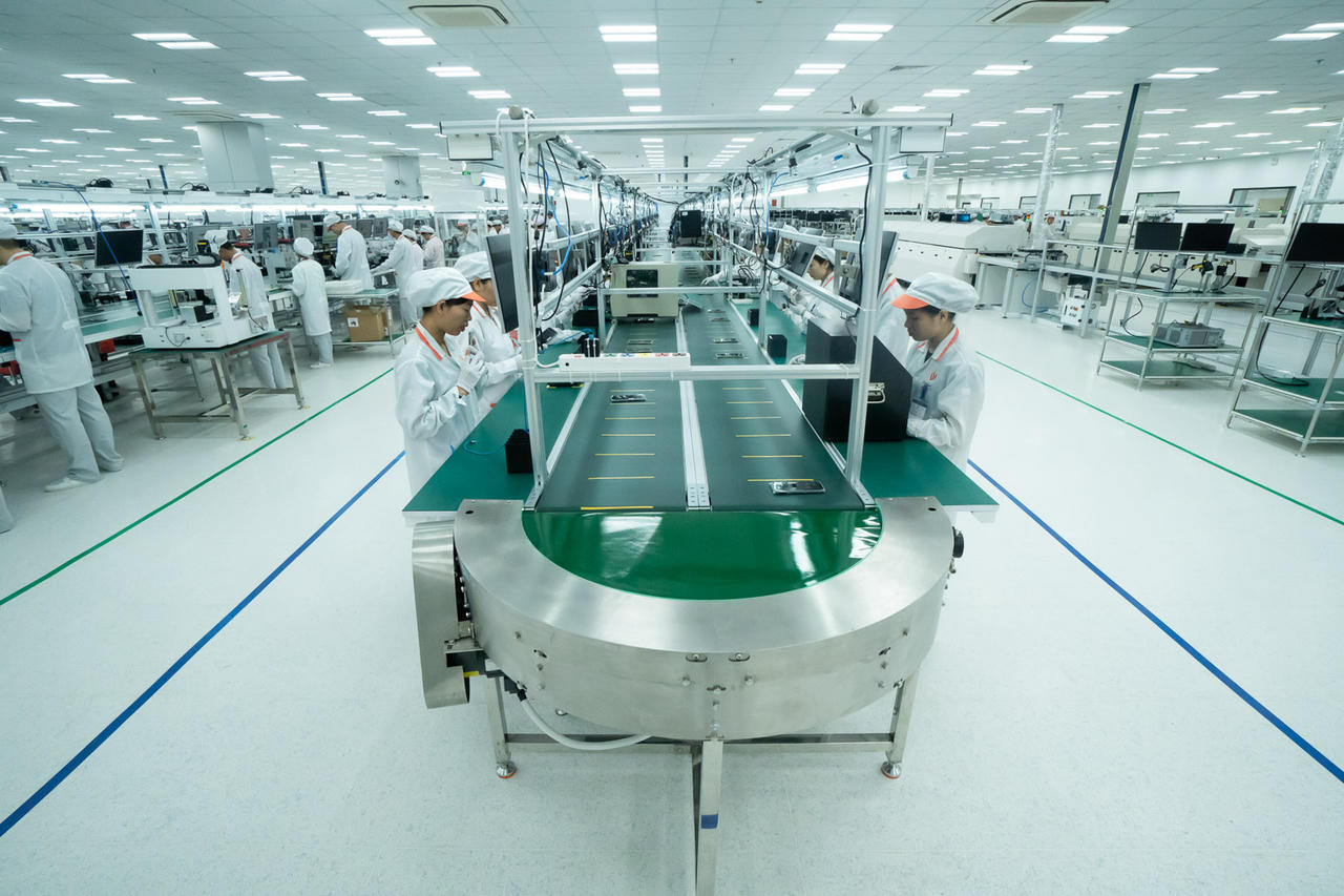 Cận cảnh dàn robort “khủng” tại nơi sản xuất điện thoại Vsmart