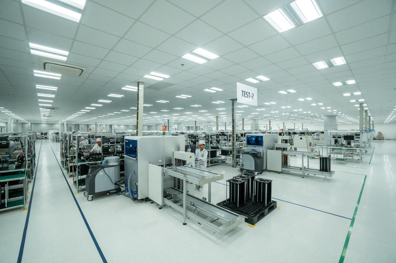 Cận cảnh dàn robort “khủng” tại nơi sản xuất điện thoại Vsmart