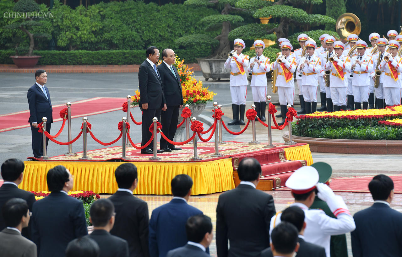 Chùm ảnh: Thủ tướng Nguyễn Xuân Phúc đón, hội đàm với Thủ tướng Campuchia