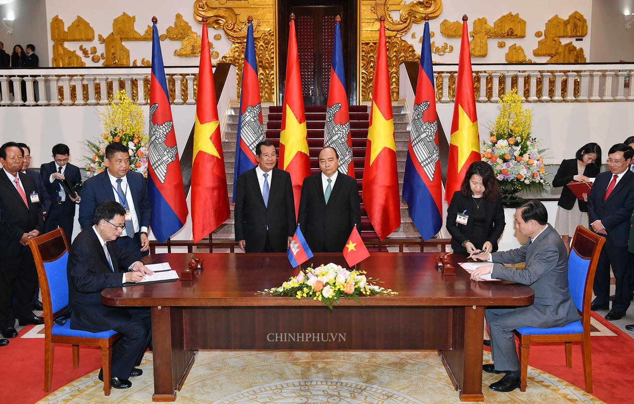 Chùm ảnh: Thủ tướng Nguyễn Xuân Phúc đón, hội đàm với Thủ tướng Campuchia