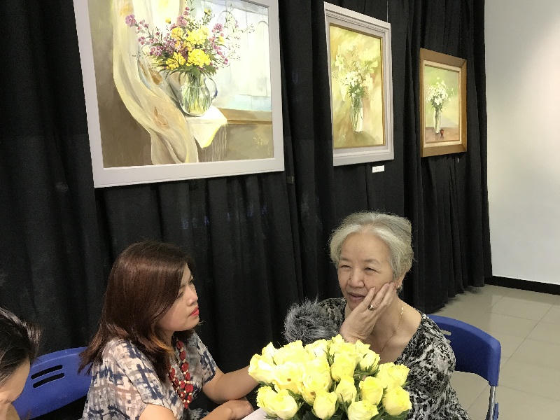 Nữ họa sĩ vẽ “hồn” cho hoa