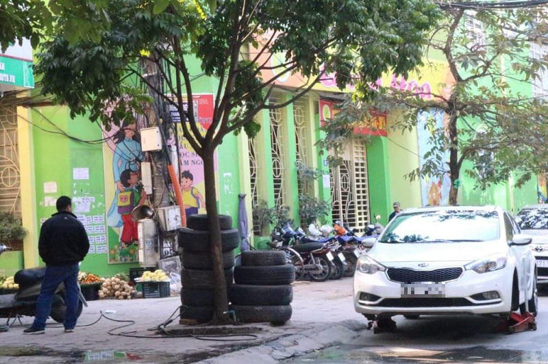 Giao thông bị cản trở vì ô tô đỗ dưới lòng đường, vỉa hè bị chiếm dụng