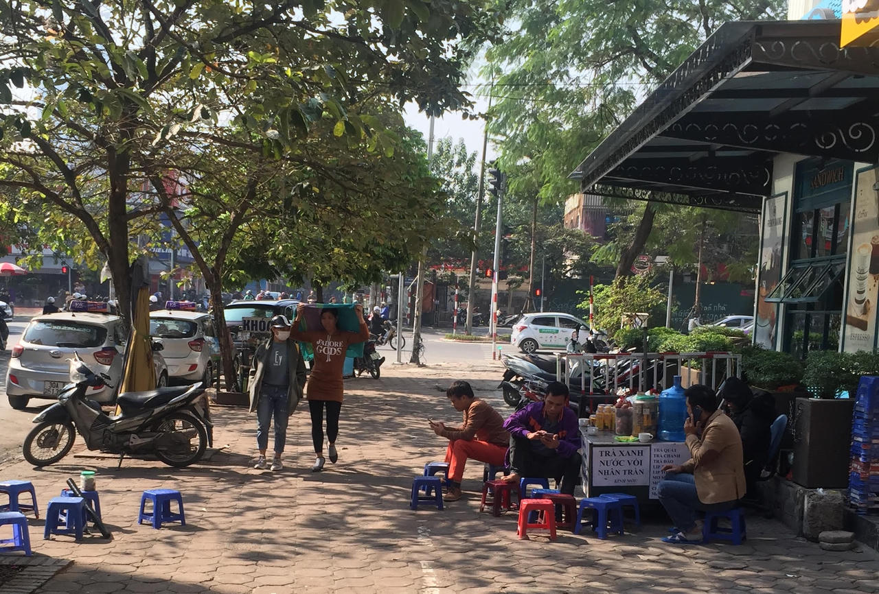 Giao thông bị cản trở vì ô tô đỗ dưới lòng đường, vỉa hè bị chiếm dụng