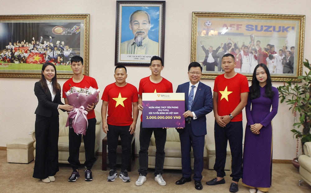 TPBank tặng thưởng 2 tỷ đồng cho đội tuyển bóng đá Việt Nam