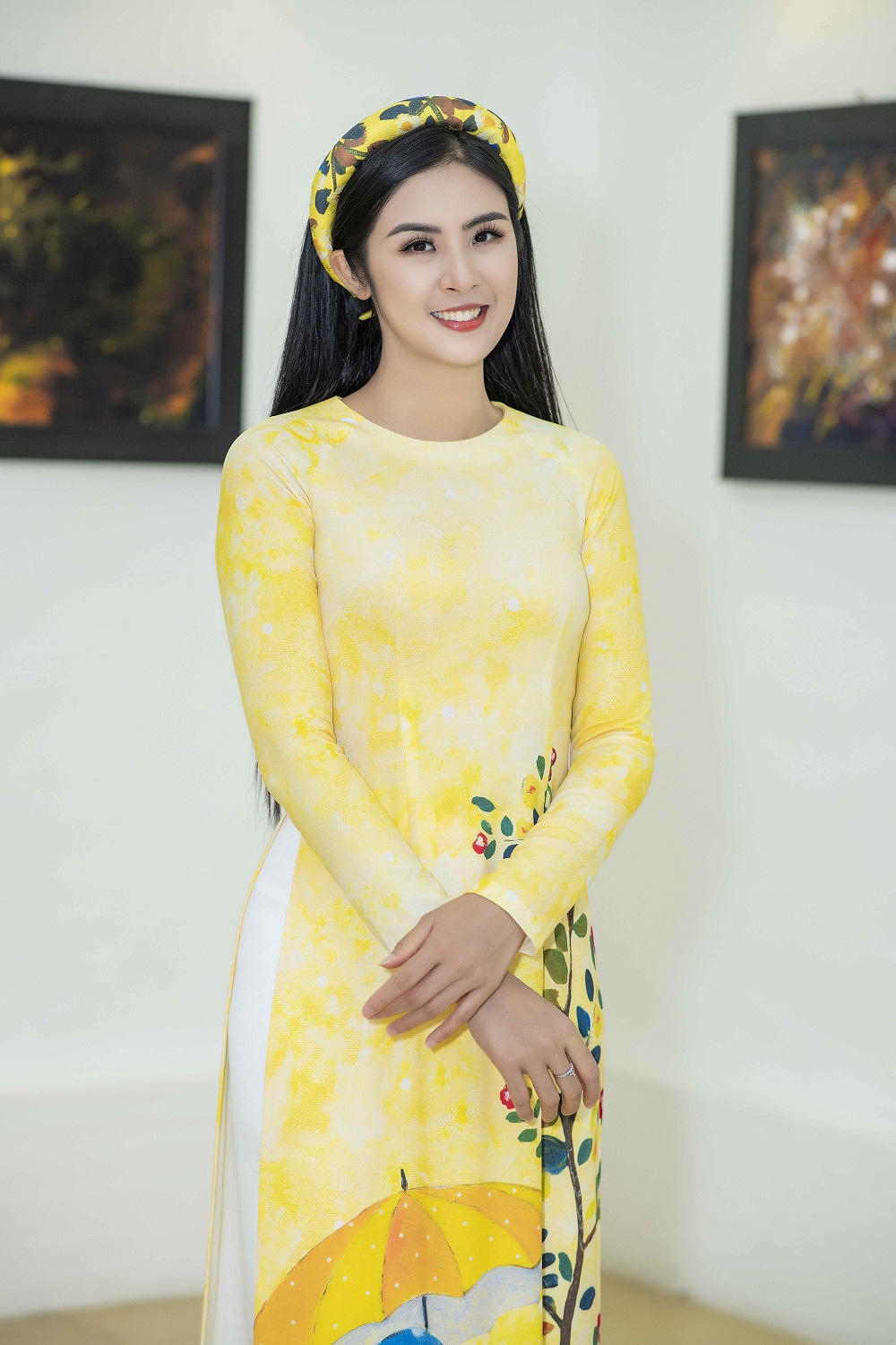 Dàn sao Việt thưởng lãm hơn 100 bức tranh của NTK Cao Minh Tiến