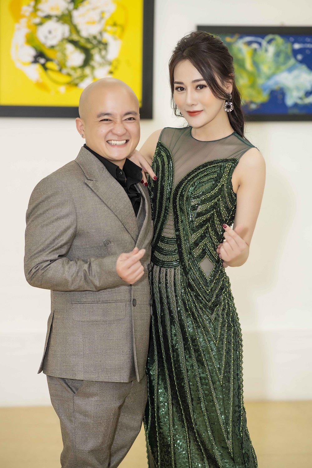 Dàn sao Việt thưởng lãm hơn 100 bức tranh của NTK Cao Minh Tiến