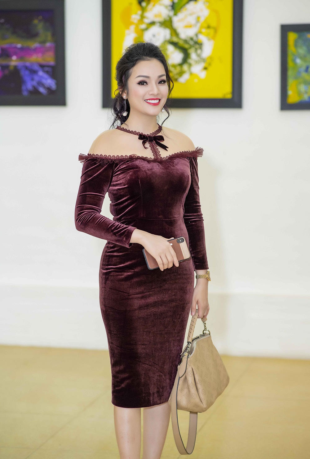 Dàn sao Việt thưởng lãm hơn 100 bức tranh của NTK Cao Minh Tiến