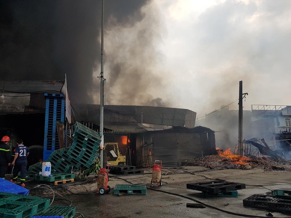 Cháy lớn thiêu rụi nhiều nhà xưởng tại ngã 3 Vũng Tàu 