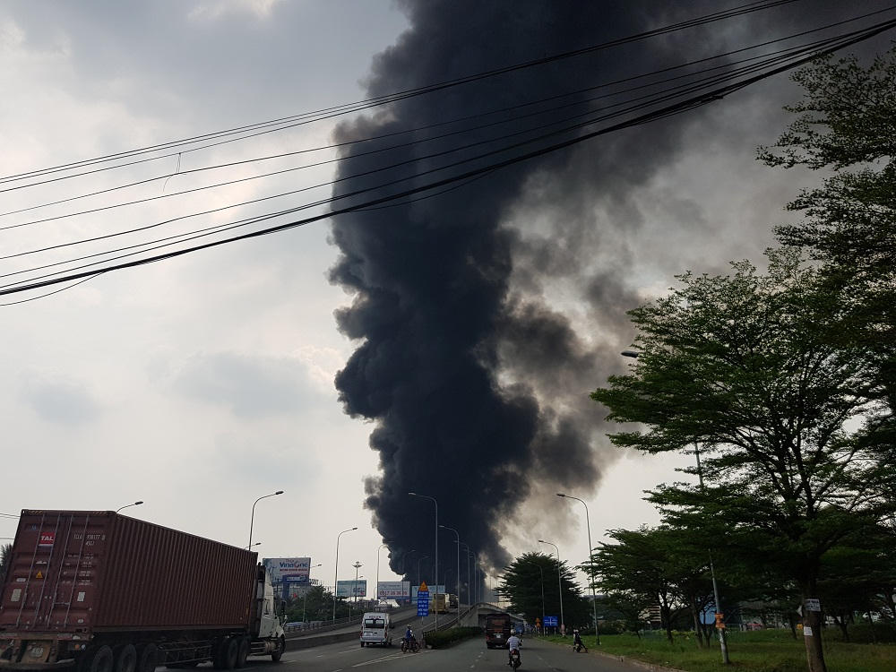 Cháy lớn thiêu rụi nhiều nhà xưởng tại ngã 3 Vũng Tàu 