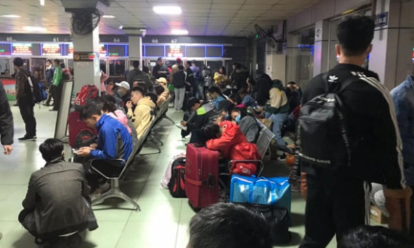 Sinh viên ngoại tỉnh mệt mỏi, vạ vật chờ xe về quê trong đêm