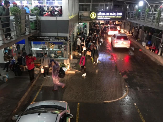 Sinh viên ngoại tỉnh mệt mỏi, vạ vật chờ xe về quê trong đêm