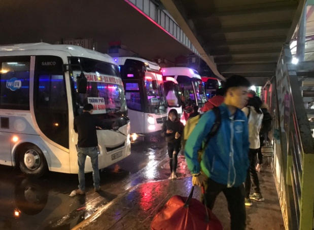 Sinh viên ngoại tỉnh mệt mỏi, vạ vật chờ xe về quê trong đêm