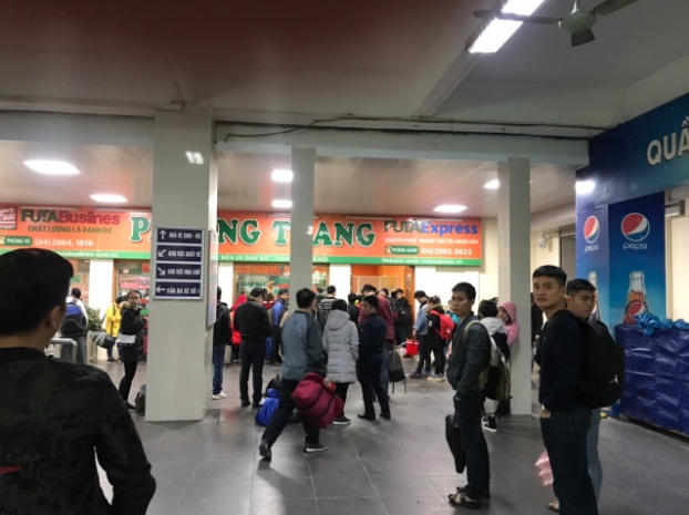 Sinh viên ngoại tỉnh mệt mỏi, vạ vật chờ xe về quê trong đêm