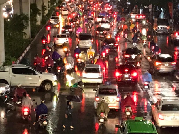 Sinh viên ngoại tỉnh mệt mỏi, vạ vật chờ xe về quê trong đêm