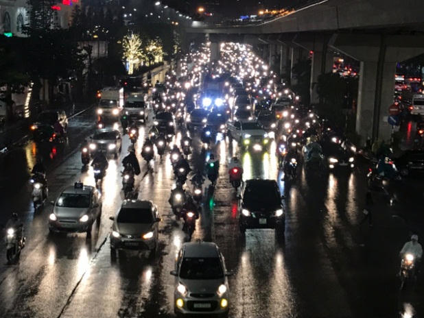 Sinh viên ngoại tỉnh mệt mỏi, vạ vật chờ xe về quê trong đêm