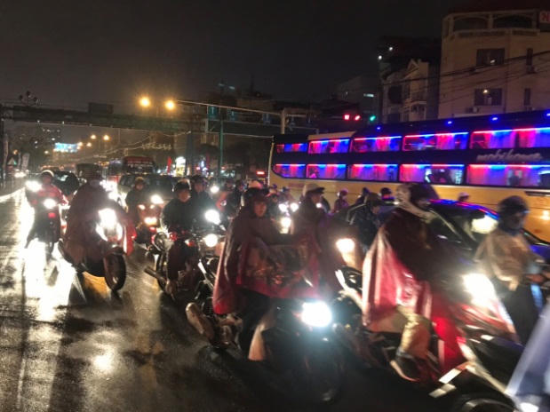 Sinh viên ngoại tỉnh mệt mỏi, vạ vật chờ xe về quê trong đêm