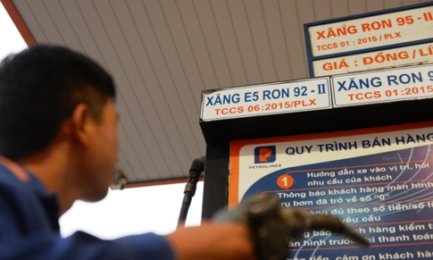 Xăng sẽ điều chỉnh vào ngày mai. Ảnh: Hữu Khoa.