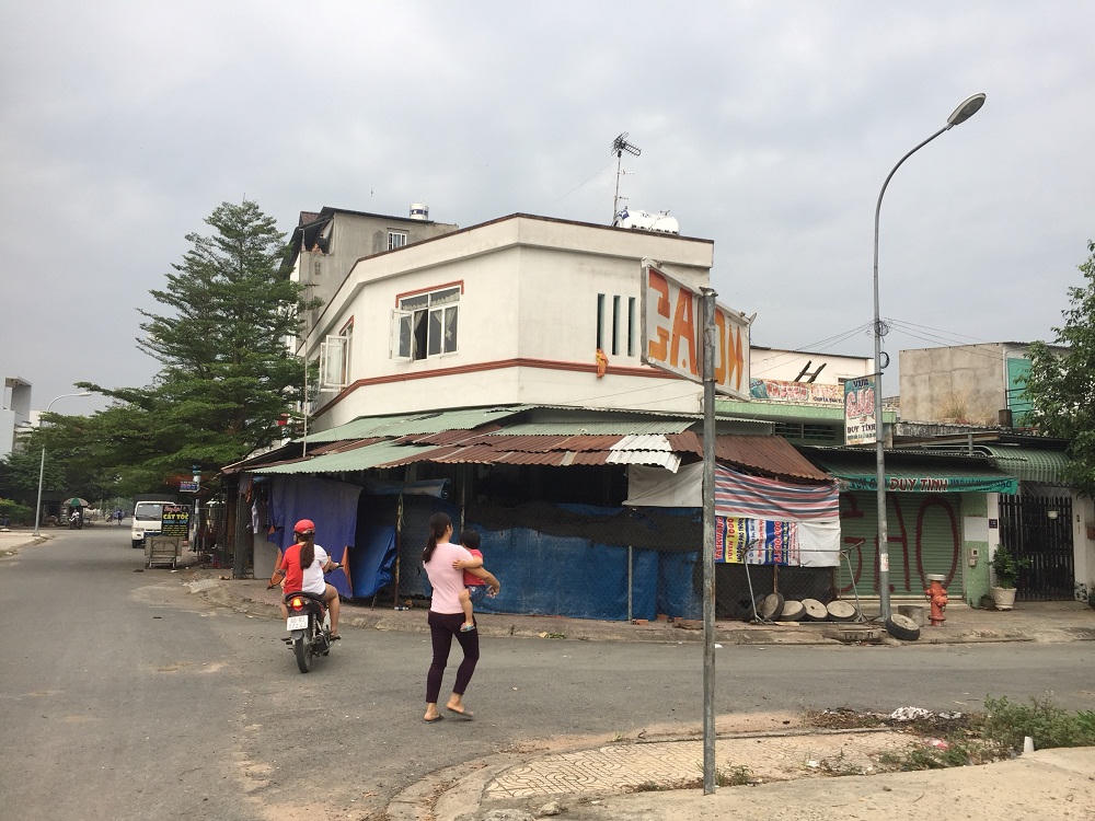 Cả khu dân cư đu qua mương nước vì bị doanh nghiệp chặn cầu