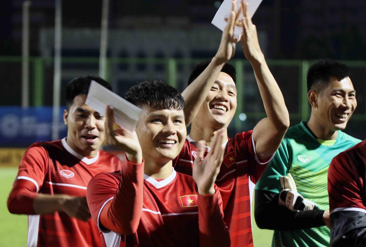 Tuyển Việt Nam nhận lì xì tại UAE