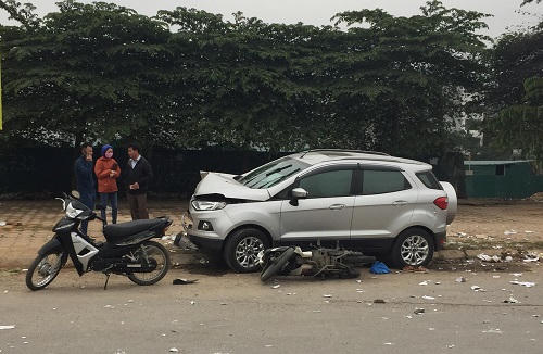 Xe ôtô đâm nhiều xe máy ở Hà Nội. Ảnh: H.D