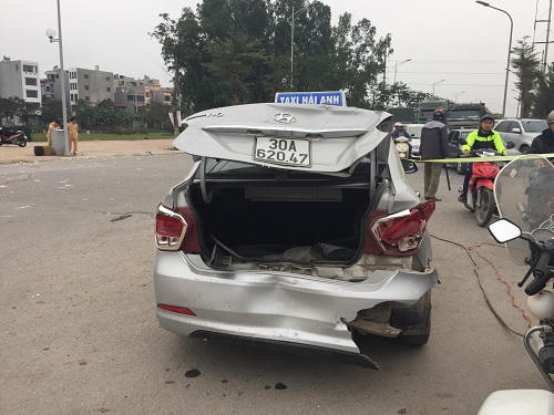 Xe taxi bị đâm móp phần phía sau. Ảnh: H.D
