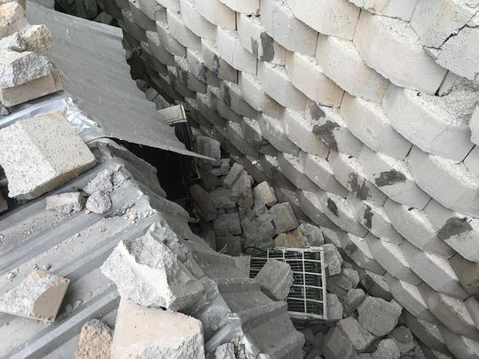 Dự án Khu biệt thự Đồi xanh Nha Trang: Tường bao “chuyên gia Mỹ thẩm định”, gạch vẫn ập xuống nhà dân