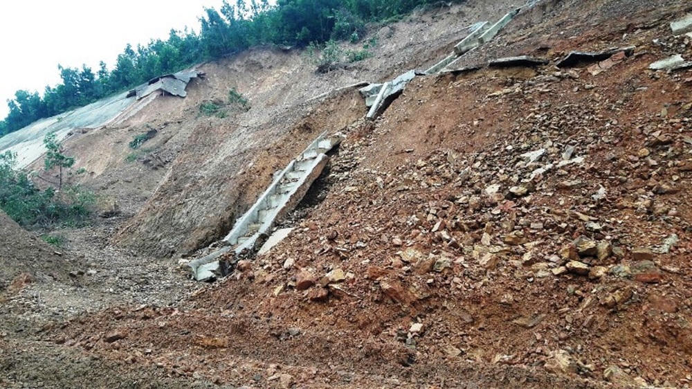 Cao tốc La Sơn - Túy Loan lại sạt lở nặng, người dân lo ảnh hưởng tính mạng