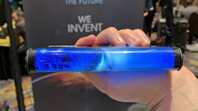 Cận cảnh chiếc điện thoại màn hình gập đầu tiên trên thế giới