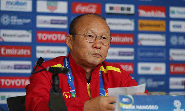 HLV Park Hang-seo trong cuộc họp báo tại Al Alin, UAE chiều nay. Ảnh: Văn Lộc.