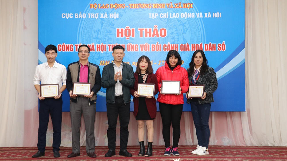 Luật hóa công tác xã hội để thích ứng bối cảnh già hóa dân số