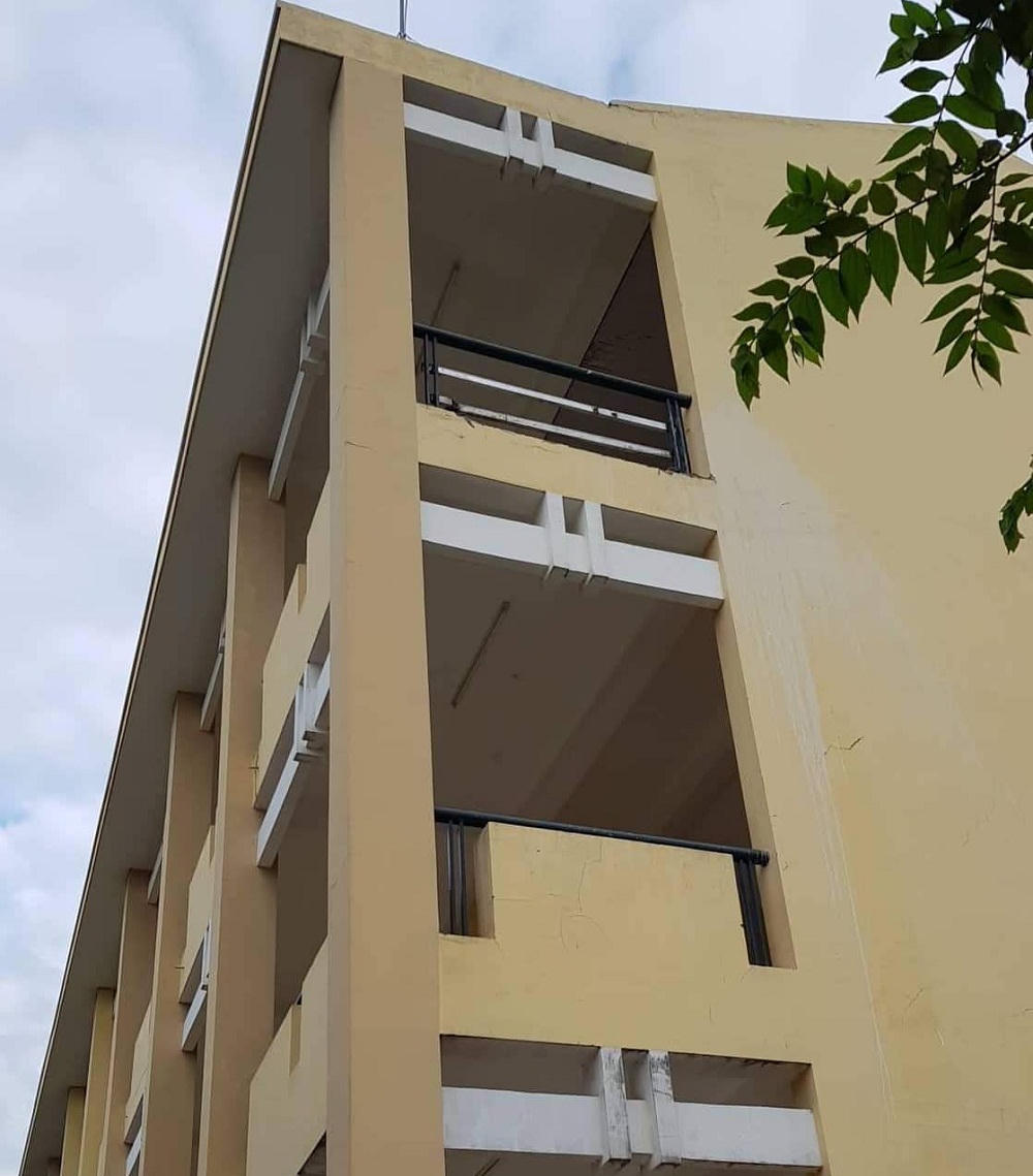 Giặt khăn lau bảng, nữ sinh bị mảng lan can rơi làm gãy 2 chân