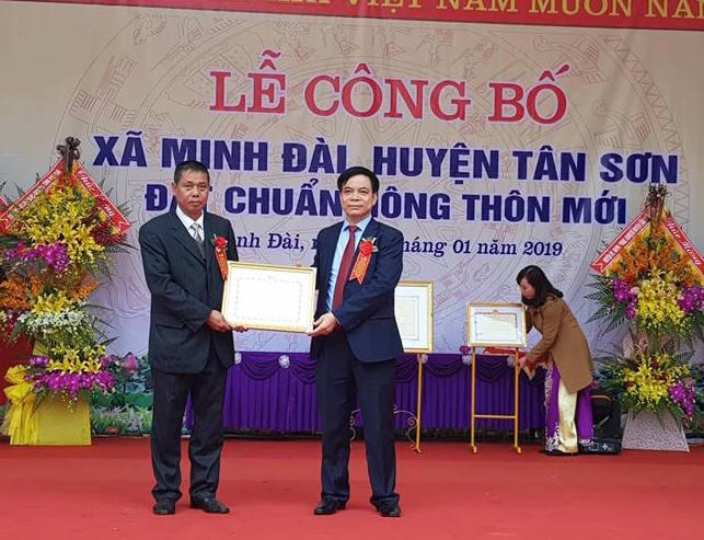 Phó chủ tịch UBND tỉnh Phú Thọ trao Bằng công nhận xã Minh Đài đạt chuẩn nông thôn mới