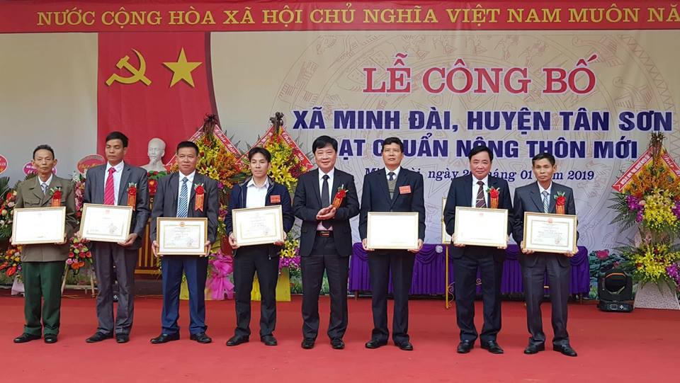 Phó chủ tịch UBND tỉnh Phú Thọ trao Bằng công nhận xã Minh Đài đạt chuẩn nông thôn mới