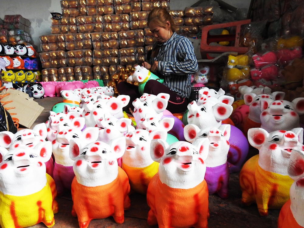 Cơ cực nghề làm heo đất