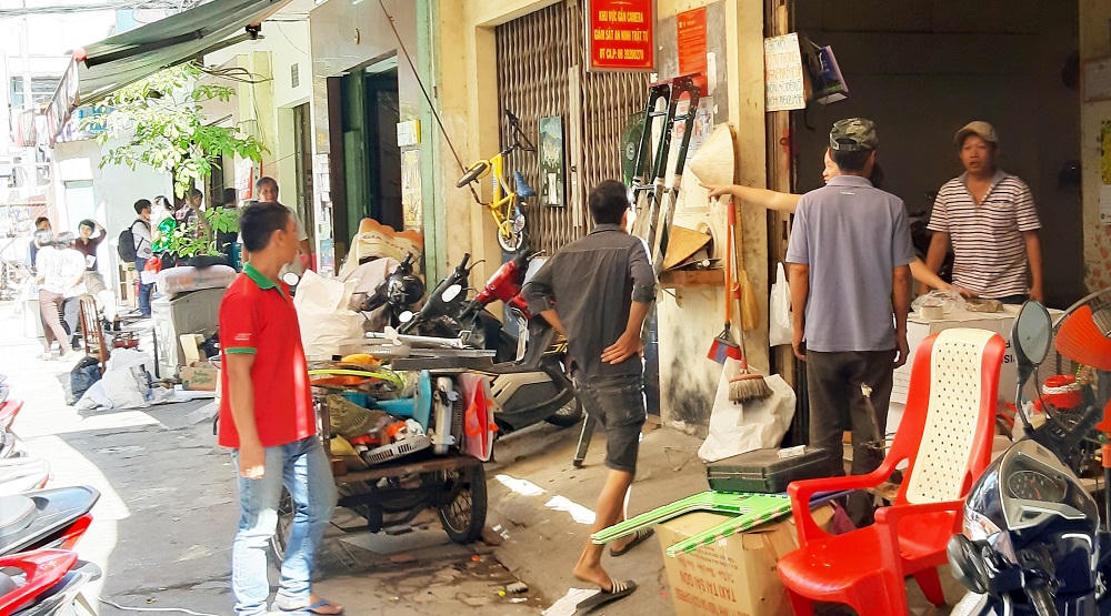 Vụ chung cư bị nghiêng 45cm ở quận 1, TP HCM: Di dời gấp, người dân lo mất Tết